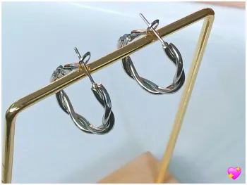 Boucles d’oreilles créoles argentées tendance – must-have mode