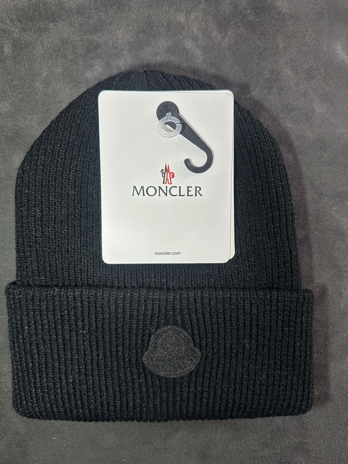 Bonnet Moncler noir ton sur ton –  étiquette