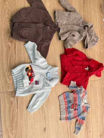 Lot 5 pulls bébé 3 mois en très bon état