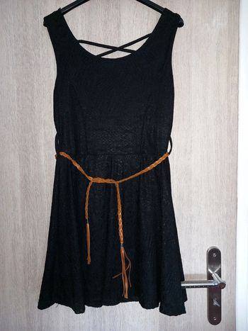 Jolie robe noire avec lien à la taille et dos croisé