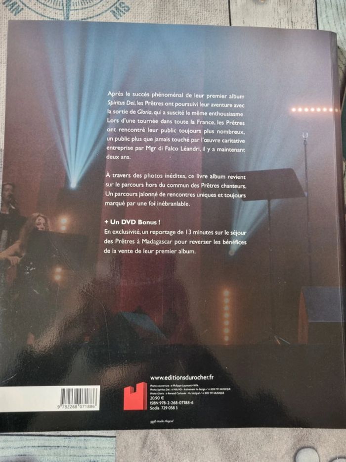 Livre " Les Prêtres" - photo numéro 2