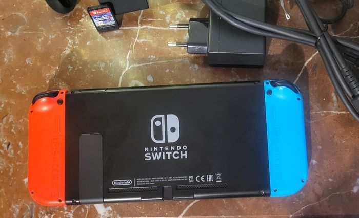 Console Nintendo Switch comme neuve + 1 jeu - photo numéro 6
