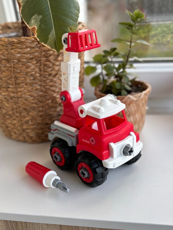 Camion de pompier à construire et démonter - avec tournevis
