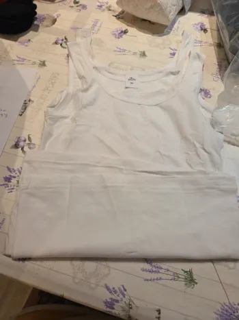 2 débardeurs blanc.