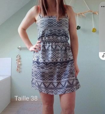 Robe d'été jolie dans le dos taille 38