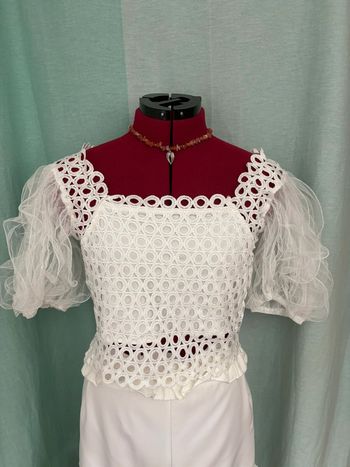 Superbe petite blouse blanche en dentelle crochetée et manches ballons en tulle
