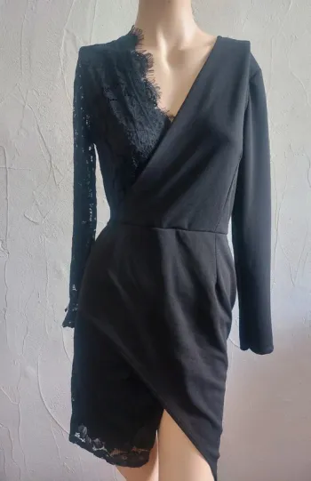 Robe élégante noire avec dentelle