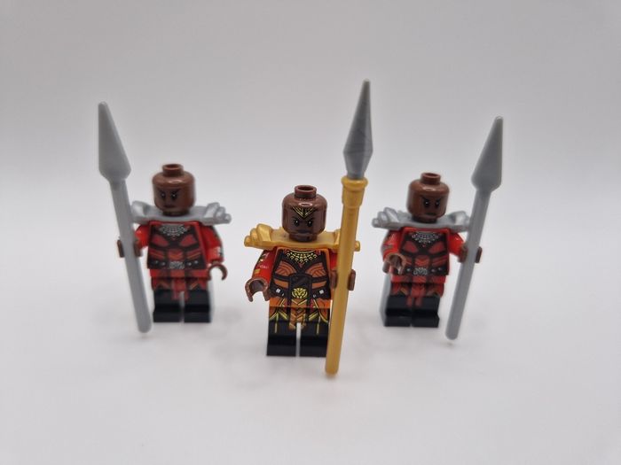 Figurines type lego Okoye générale du Wakanda + 2 guerrières du Wakanda Marvel - photo numéro 5