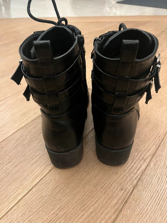 Vends paires de bottines noires a ficeler et zipper philov de chaussea taille 39 bon etat - photo numéro 3