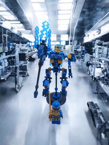 Jay et Armure Ninjago Legacy sur socle