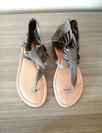 Sandales grises neuves 