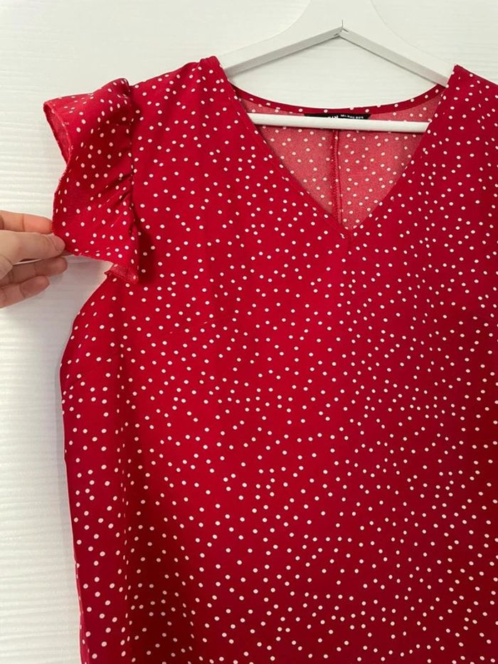 Haut blouse rouge pois blancs décolleté col V manches courtes à volants - photo numéro 2