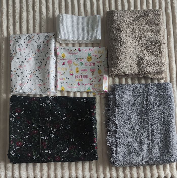 Lot de tissus variés – Coton, éponge, polaire, simili cuir, ameublement – 10 pièces - photo numéro 3