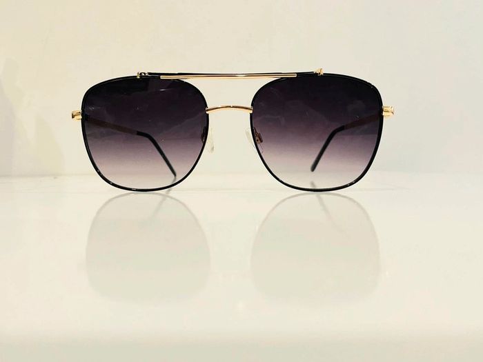 Lunette de soleil mixte noire et dorée verres dégradés UV protection catégorie 3 - photo numéro 2