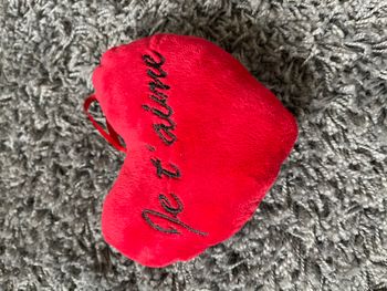 Petit cœur en peluche