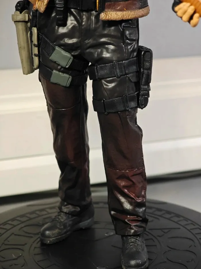 Figurine Resident Evil 4 : Leon 32cm neuve sans boîte - photo numéro 4