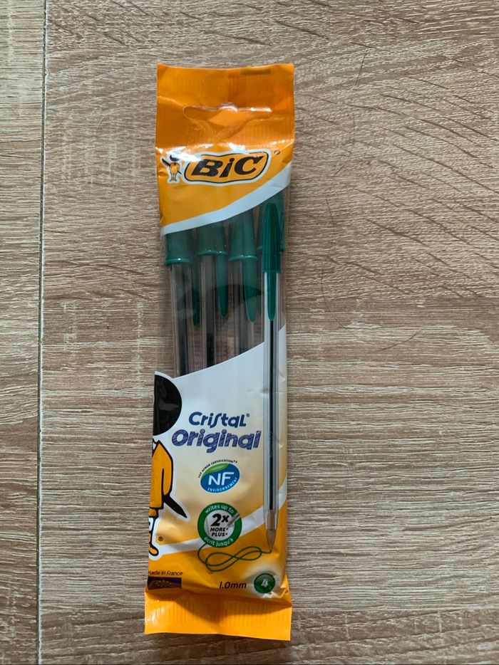 4 stylos bic vert