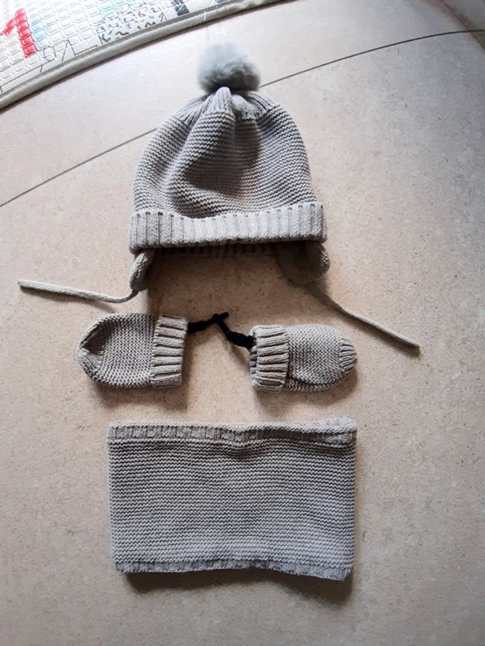 Lot bonnet moufles tour de cou