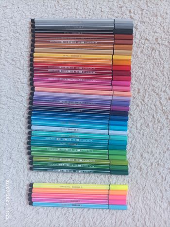 Lot de 37 feutres Stabilo point 68