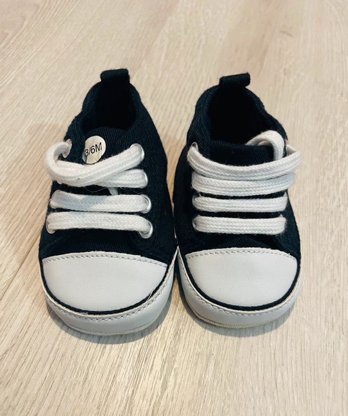 18 - baskets bleues marines