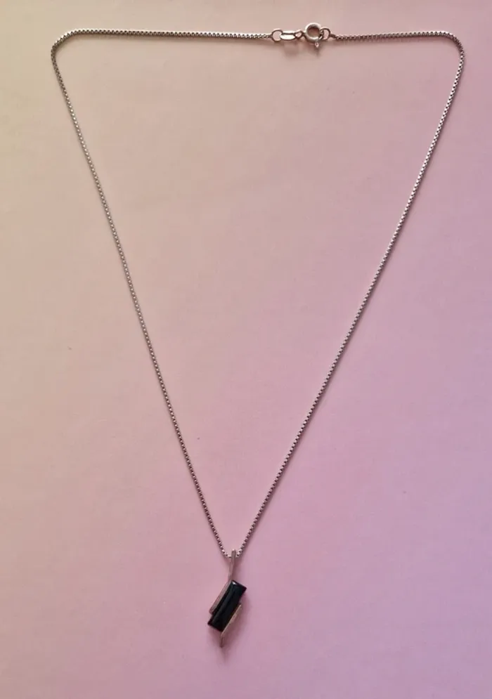 Collier pendentif noir