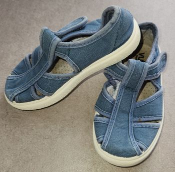 Sandales fermées bleu en toile taille 23