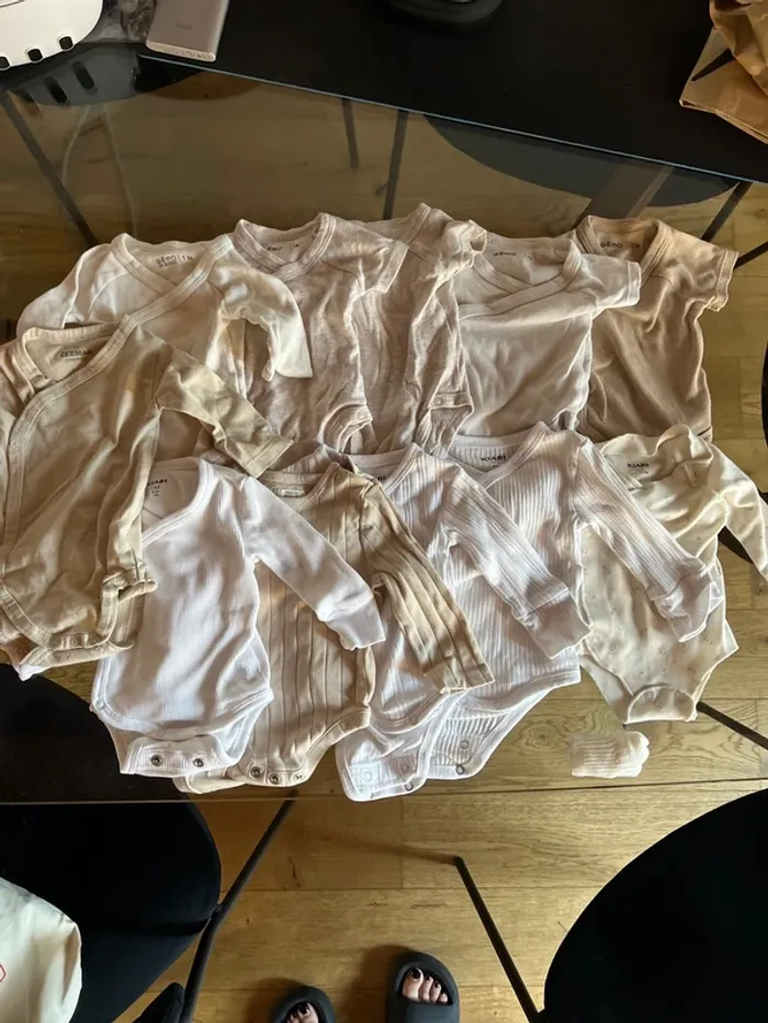 Lot 11 bodies taille 1 mois coloris neutres