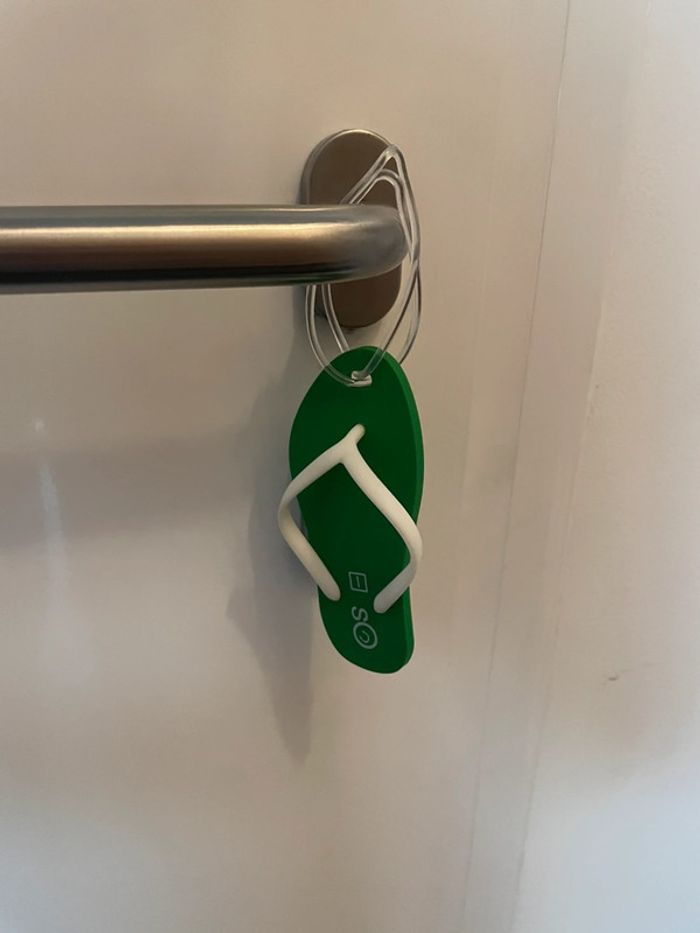 Tong décoration à accrocher au rétroviseur