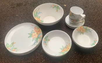 Lot service de vaisselle en plastique 