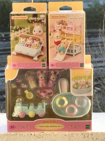 Les triplés lapin crème et accessoires de bain et les lits superposés et la poussette triple