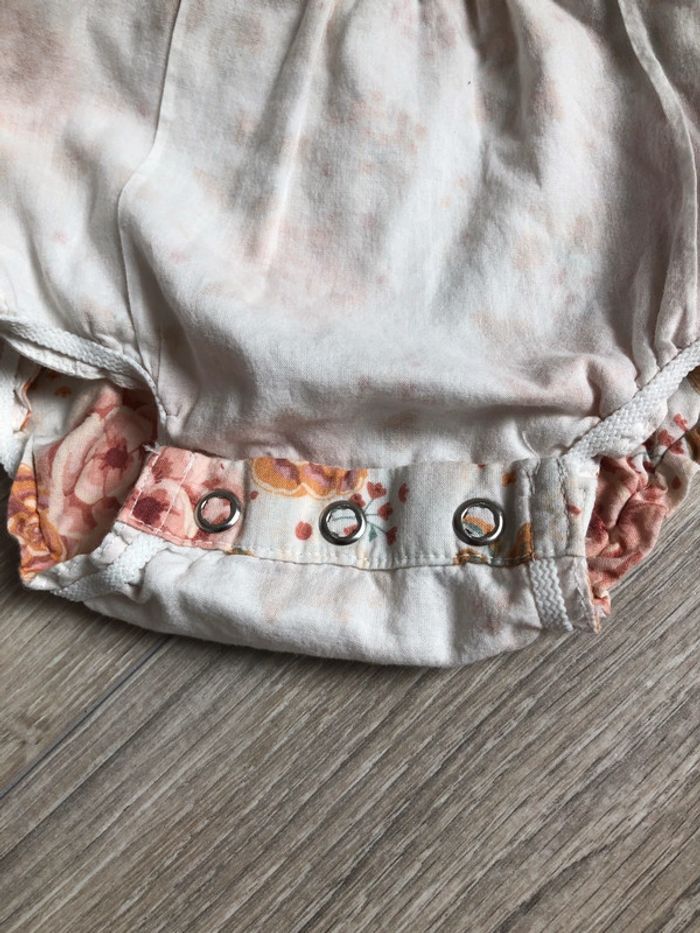Jolie barboteuse fleurie H&M taille 1/2 mois - photo numéro 4