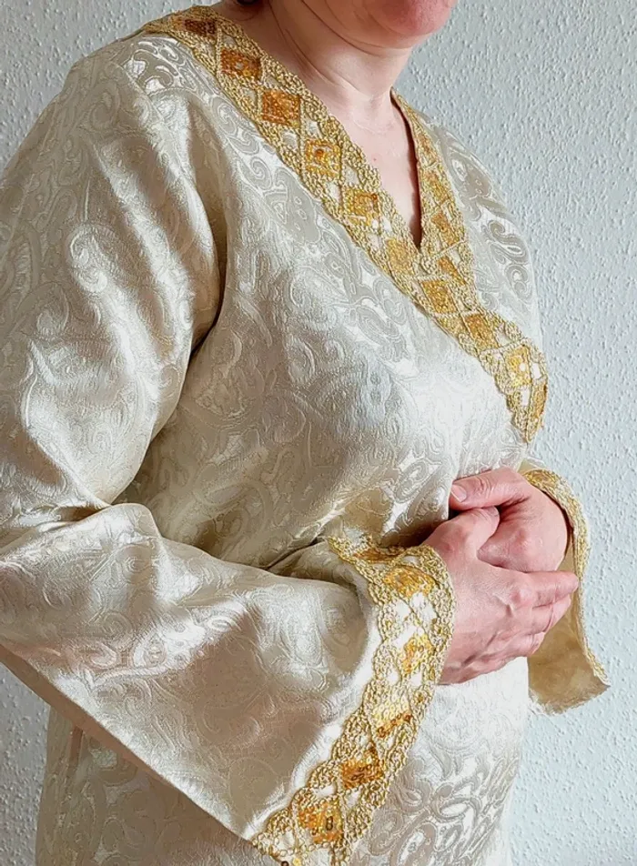 Magnifique caftan traditionnel broderie dorĂ©e đ Robe dâexception pour vos Ă©vĂ©nements spĂ©ciaux ! đ - photo numĂ©ro 2
