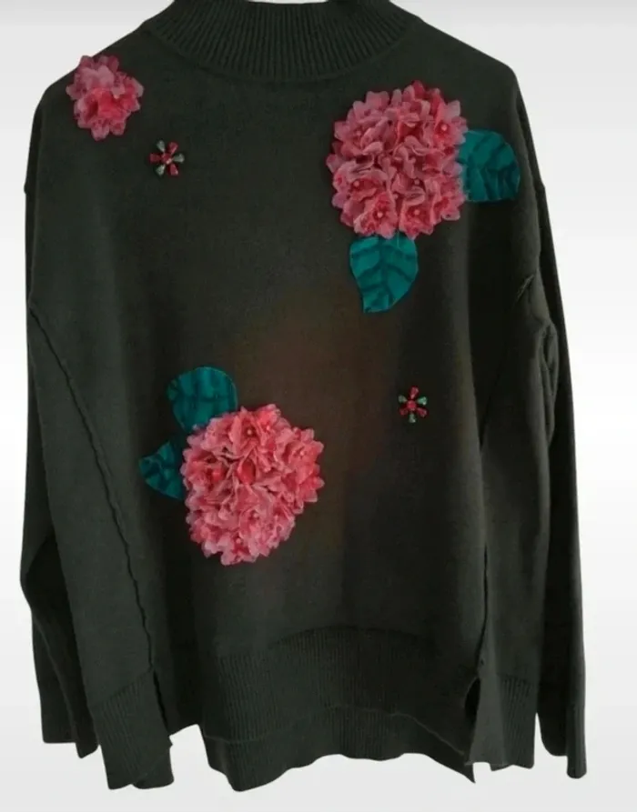 Pull chaud taille M motif fleurs en relief