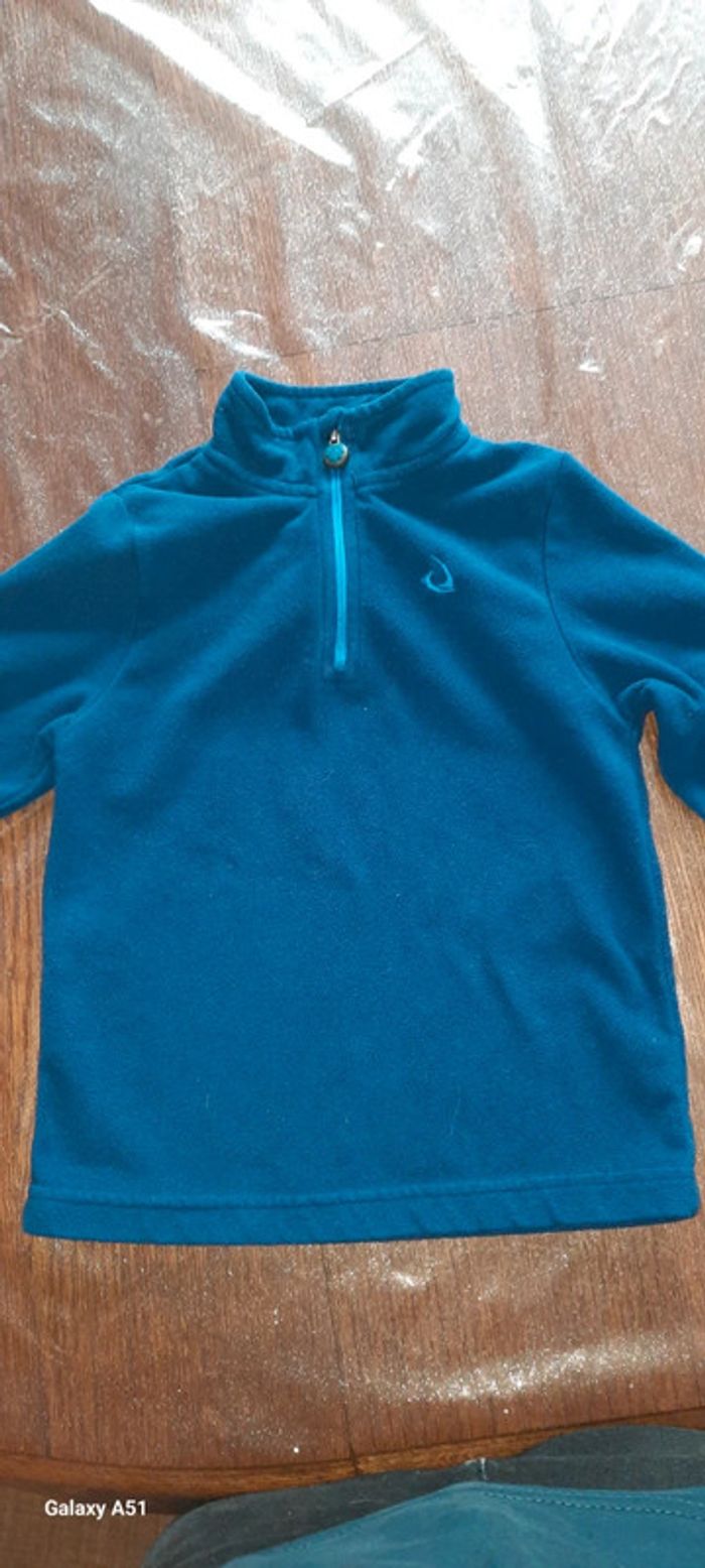 Pull polaire bleu foncé