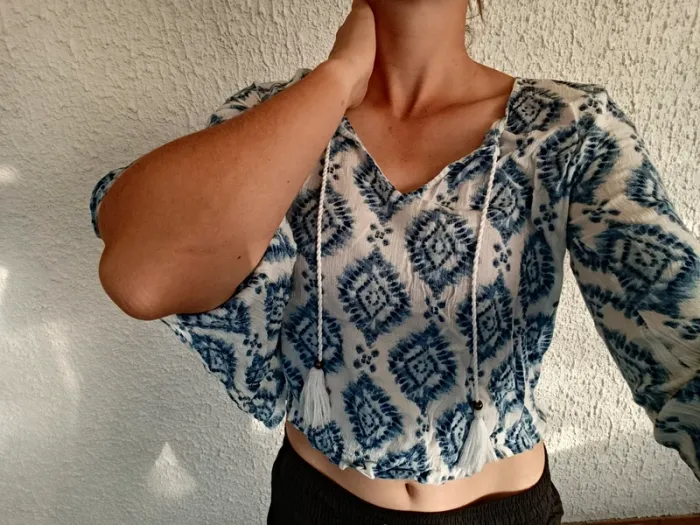 Top court manches fluides fendues Hollister taille S - photo numéro 3