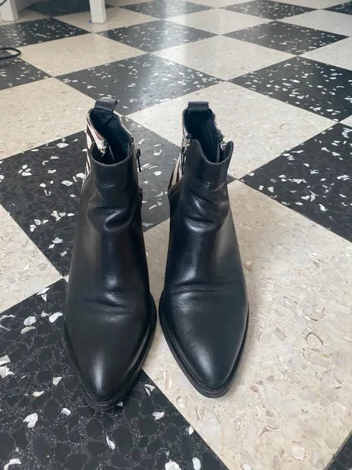 Bottines Jonak Paris cuir – T39 – détail zèbre à l’arrière