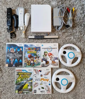 Lot Console Nintendo Wii + 2 Manettes + 2 Volants & 5 Jeux