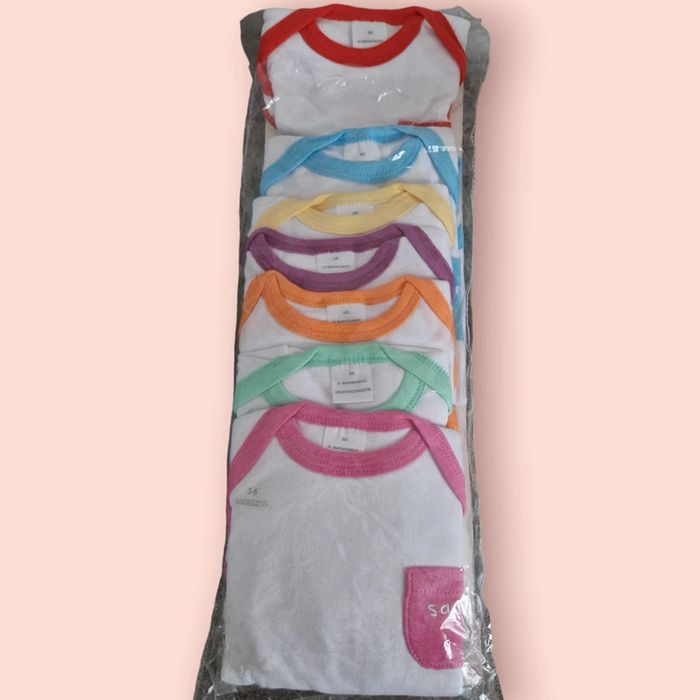 Lot de 7 bodys manches courtes.