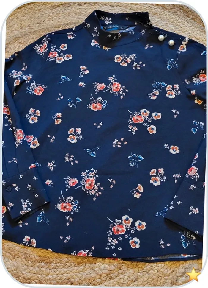 Blouse fleurie Zara - Taille S - Bleu Marine - Très bon état - photo numéro 2