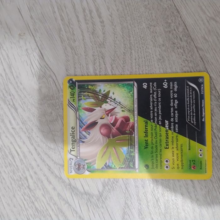 Carte pokémon de deux éléments élément herbe et lune