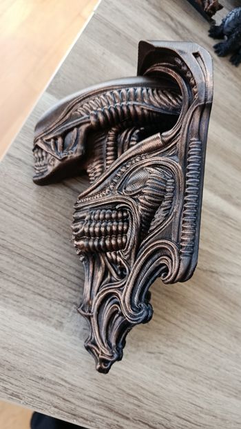Étagère Alien façon bronze 