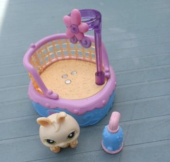 Petit lapin petshop avec son biberon 