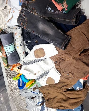 Ensemble obaibi à bretelles 6 mois , pantalon H&M 12 mois  et Jean orchestra 3 mois et 28 cadeaux