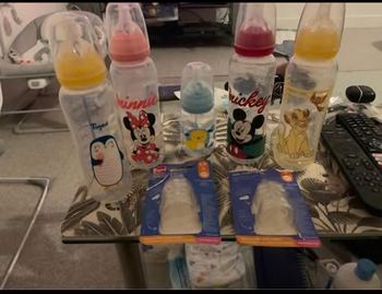 Biberons et tétines.