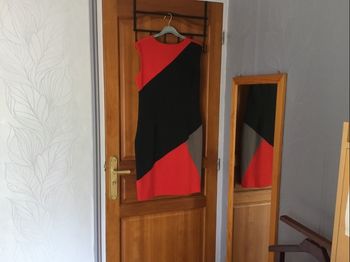Robe multicolore, doublée  en polyester. Fermeture sur le côté