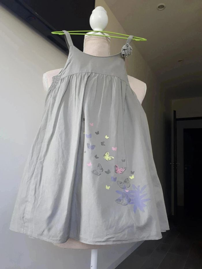 12 € Très belle robe Vertbaudet Motif papillons Petit noeud à la bretelle Taille 4 ans