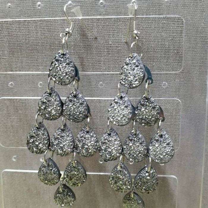 Boucles d'oreilles pendantes gris