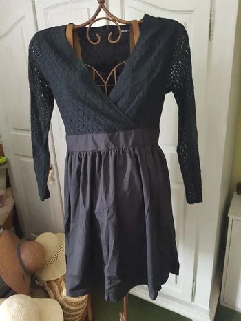Robe femme. noir. dentelles. 40/42. Shein. 84 cm