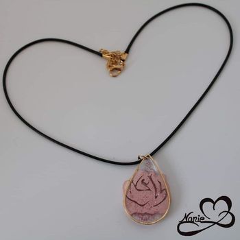 Pendentif en résine, transparent avec une fleur rose