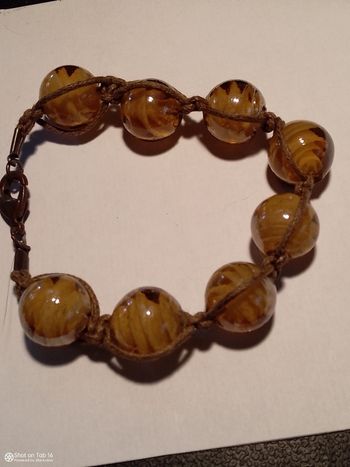 Ancien bracelet en perle de boule en verre décoré